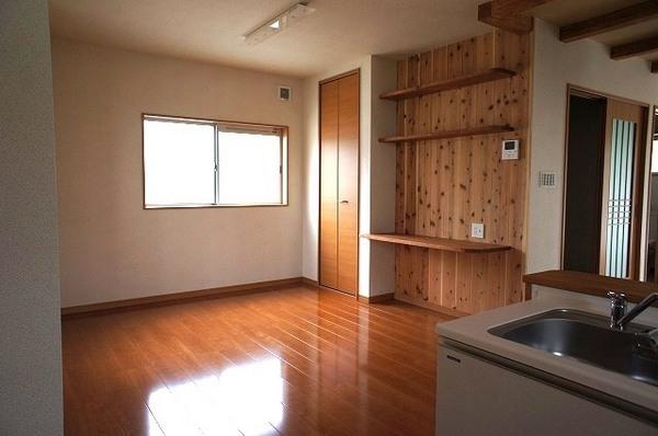 Same specifications photos (living). We are living the model house. We are using a flooring feel the warmth of the wood.