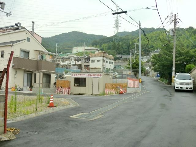 Other local. ◇ is front road photo of local. It is a green good looks