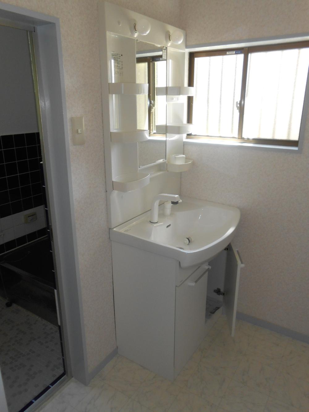Wash basin, toilet. Shampoo dresser is also a new