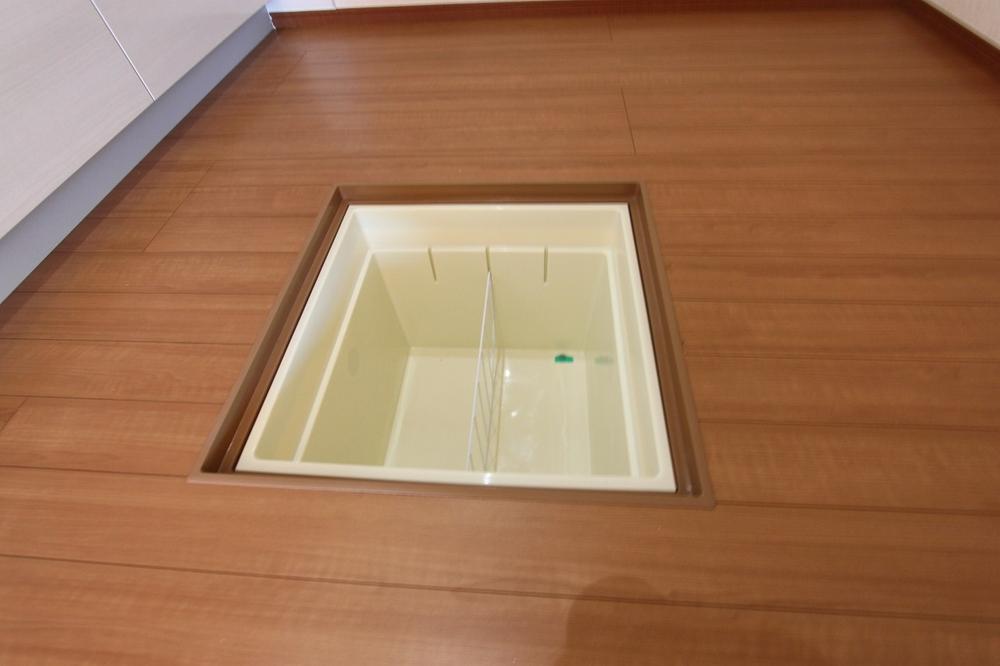 Other.  ◆ Underfloor Storage