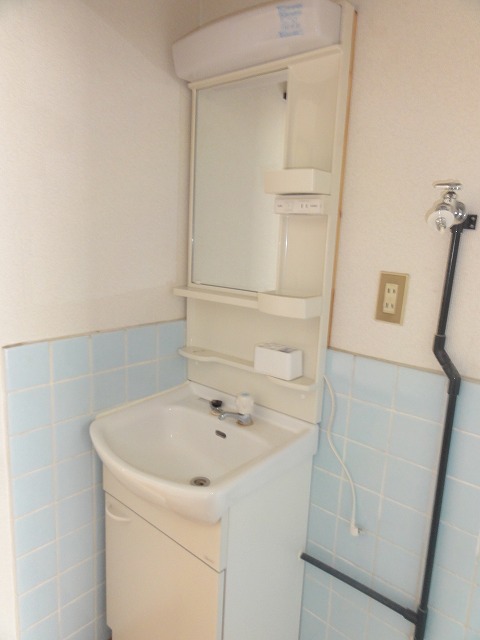 Washroom. point (1) There is a separate wash basin at this price.