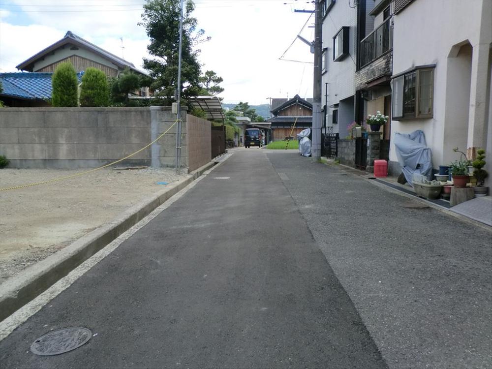 Local photos, including front road. Frontal road South 4.7m