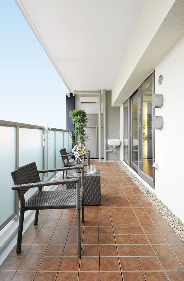 balcony ・ terrace ・ Private garden.  [balcony] Such as the hobby of gardening and tea time, It is a three-sided balcony of free fun Mel open-air space ※ The sky is synthetic. In fact a somewhat different (P type model room)
