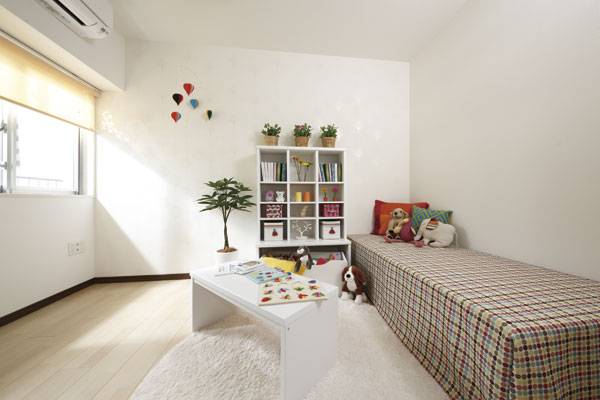 Interior.  [Kids Room] Kids room snuggle watch for the healthy growth of children. ventilation ・ Lighting of, Has also been consideration to privacy while sticking to the storage facility (E type model room)