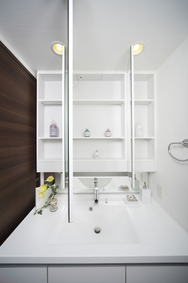 Bathing-wash room.  [Three-sided mirror / Kagamiura storage type] Three-sided mirror back storage can be organized and clean, such as cosmetics and grooming supplies (same specifications)