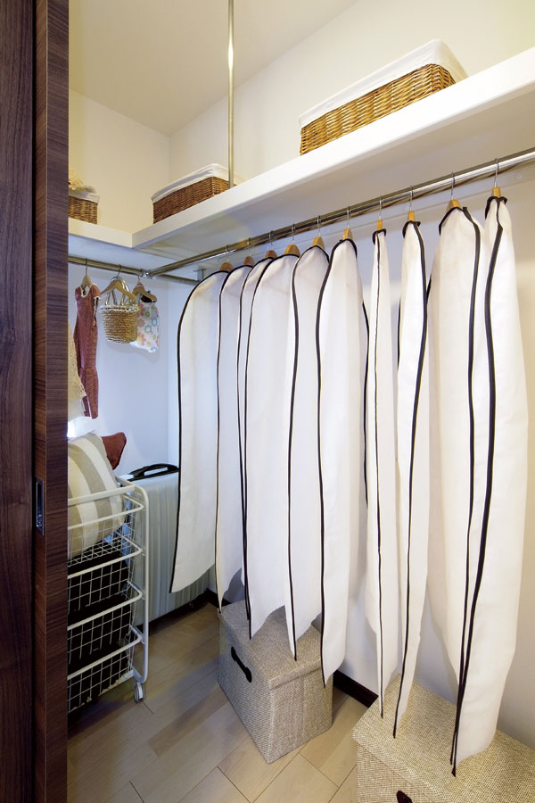 Receipt.  [Walk-in closet] Walk-in closet for clothes and various items of seasonal enters plenty. Since the middle is wide clean is smooth (same specifications)