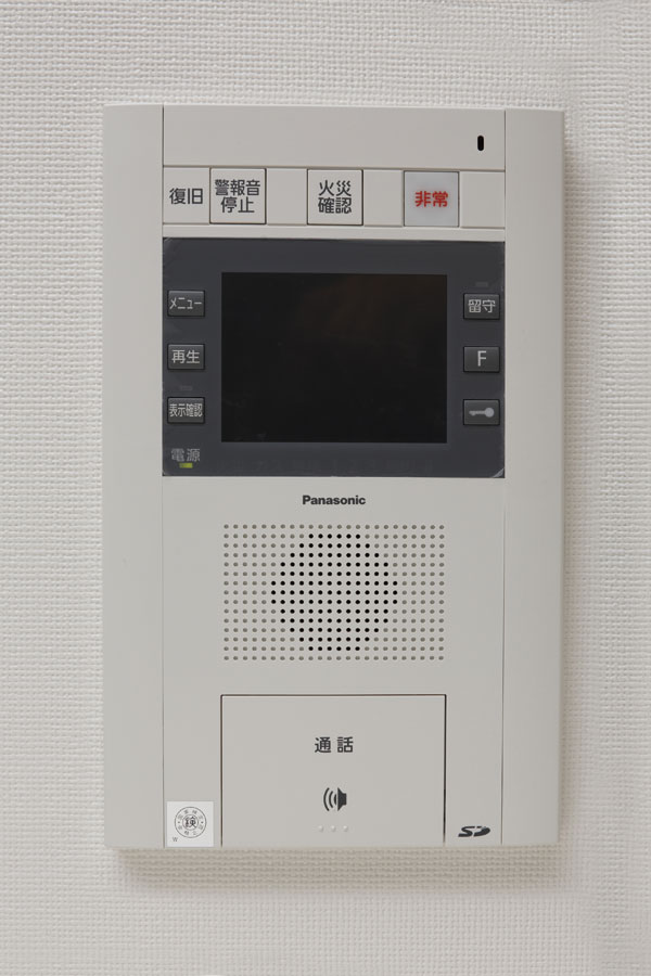 Security.  [Color monitor intercom] Color monitor intercom with a voice mail to the entrance of visitors is projected. Also provided emergency button that works with security system (same specifications)