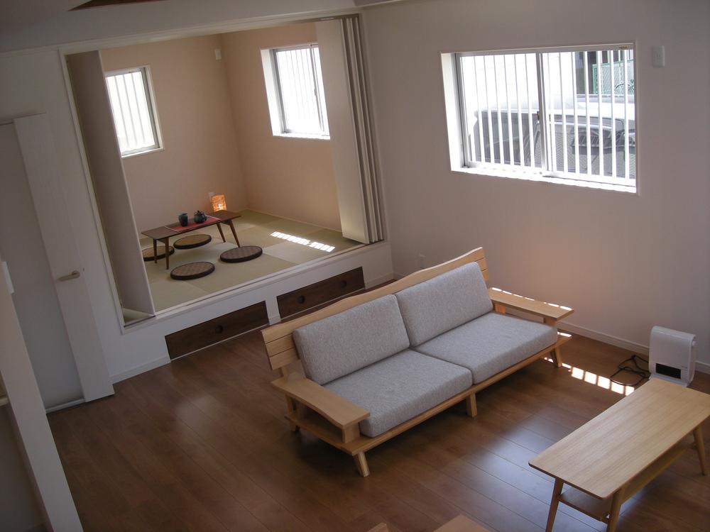 Living. It is a photograph of 18 tatami living + Japanese-style room of the same specification!