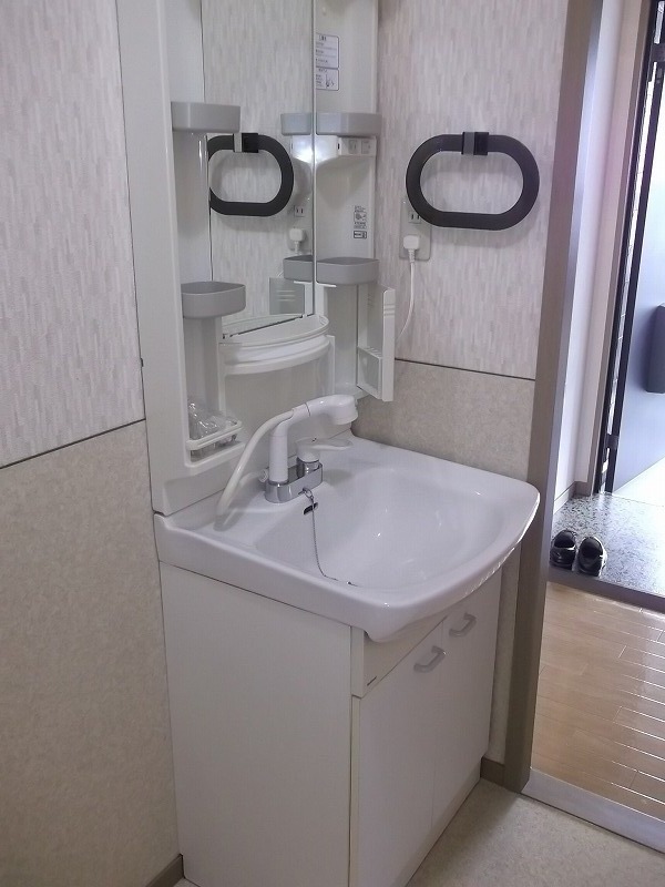Washroom. Wash basin with shampoo dresser