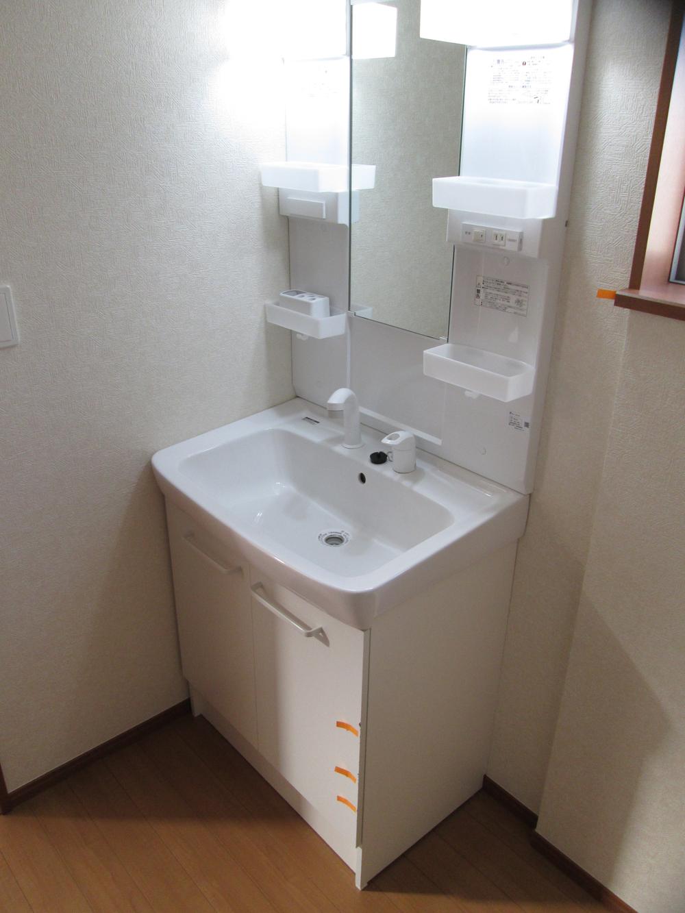 Wash basin, toilet. Smooth dressing in the wash basin with shower!