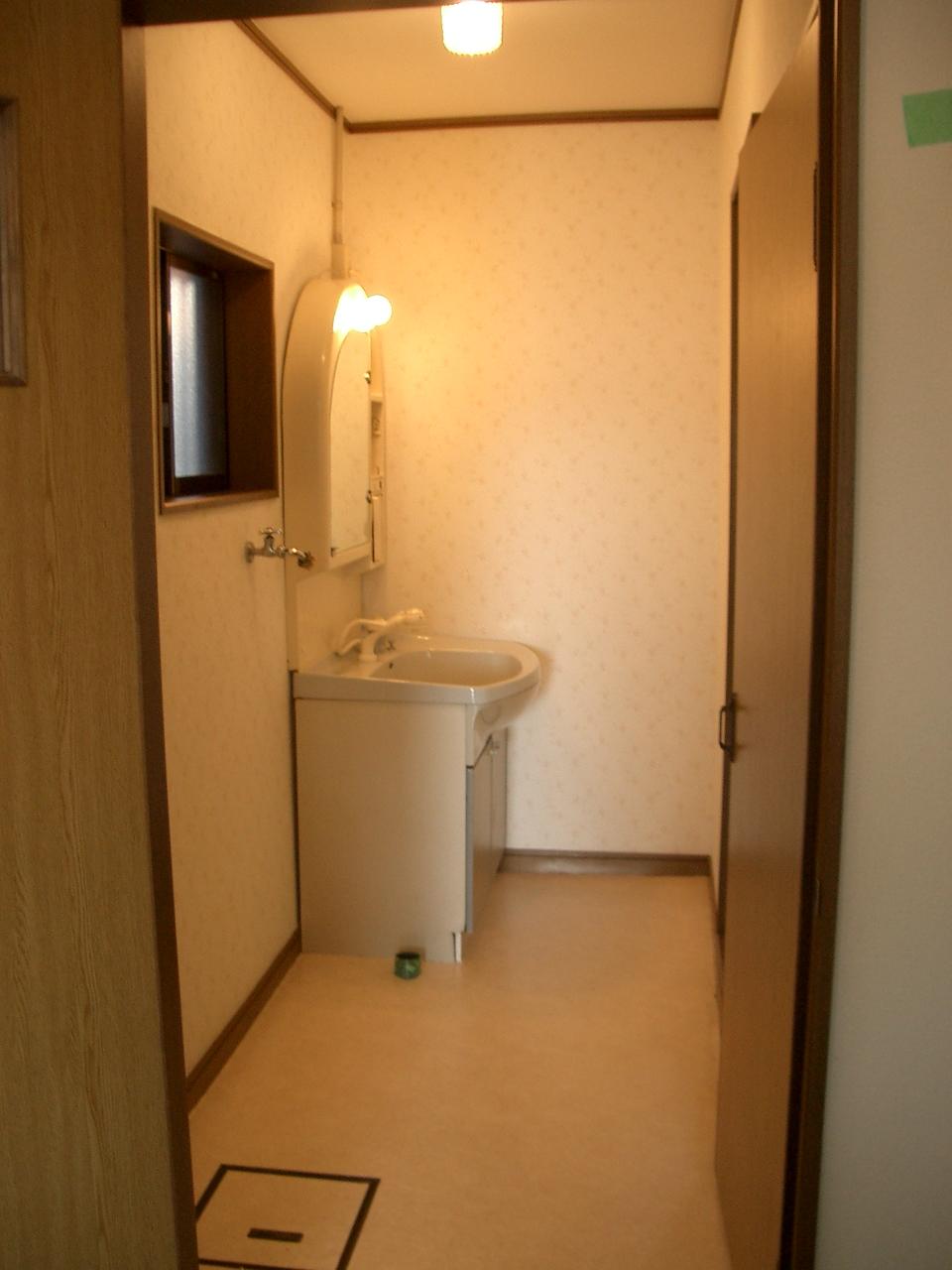 Bathroom. This basin ^^