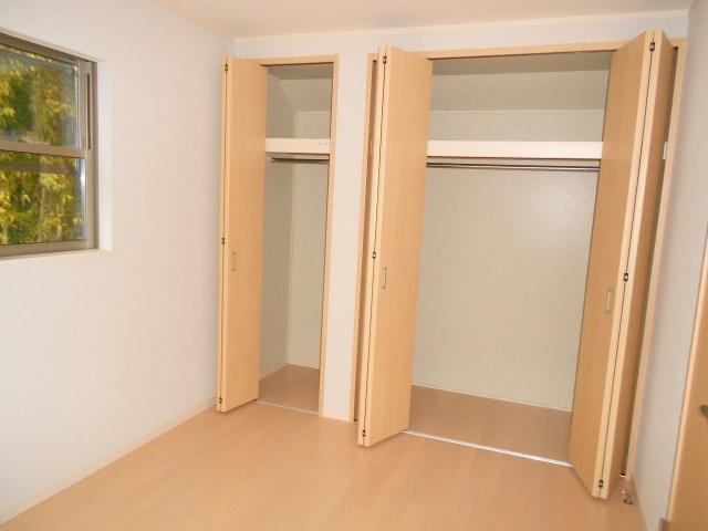 Same specifications photos (Other introspection). Plenty of storage