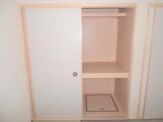 Same specifications photos (Other introspection). There is also a storage space in the Japanese-style room