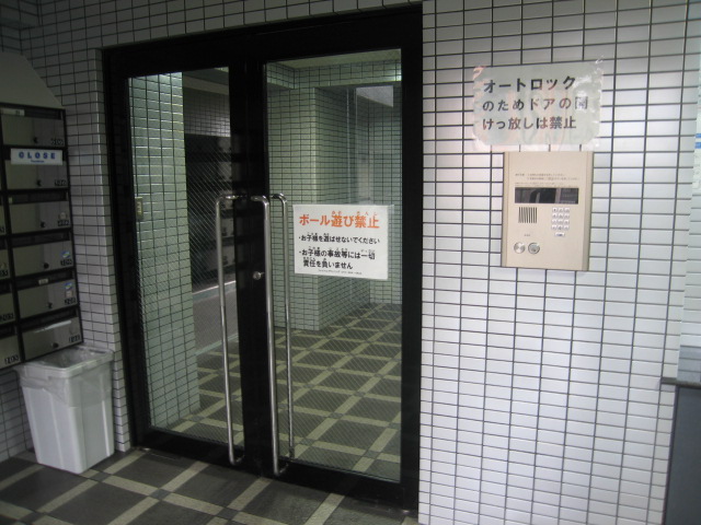 Entrance. Auto-lock of course equipped with Yo