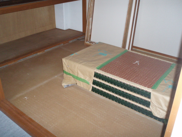 Living and room. Tatami is laid as soon as they move.