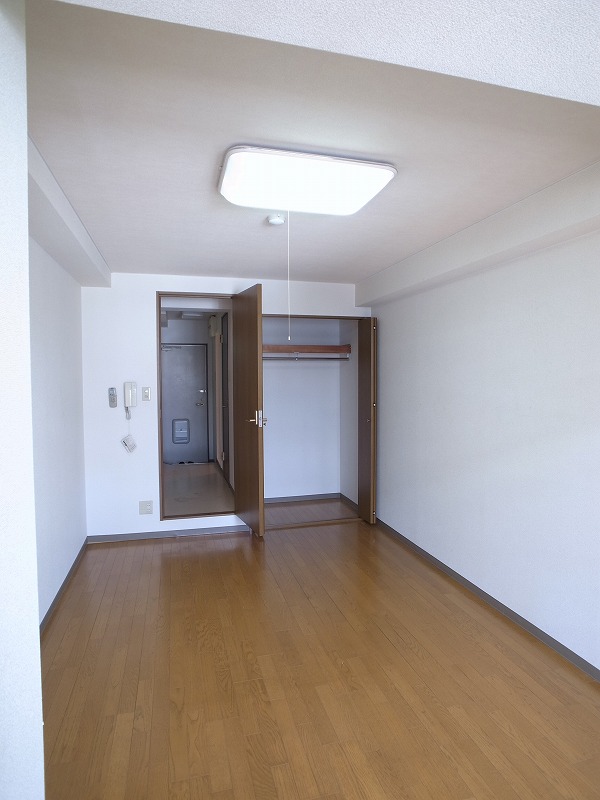 Living and room. Spacious Western-style!