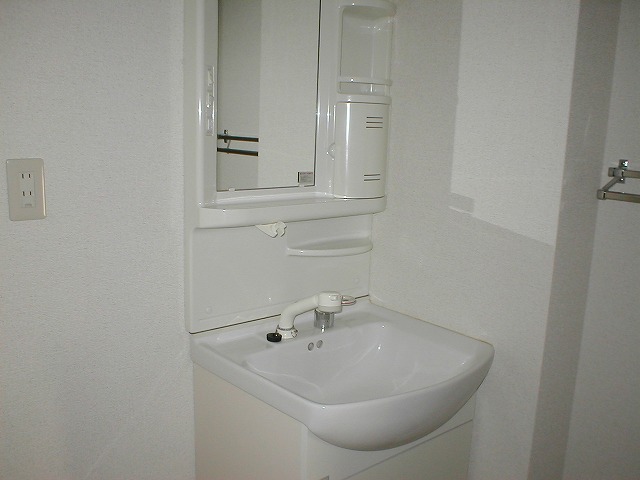 Washroom. And independent wash basin