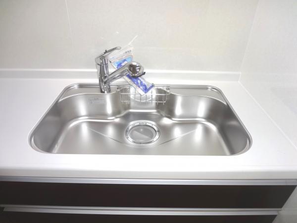 Kitchen. Equipped with a damping material on the back side of the sink, It is silent type to suppress such as water splashing sound. Convenient hand shower type of faucet to the care of the sink. Also it has built-in water purifier that can be used at any time delicious water immediately.