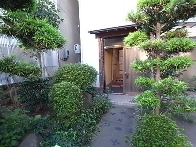 Garden.  ◆ Entrance before, Garden that has been landscaped
