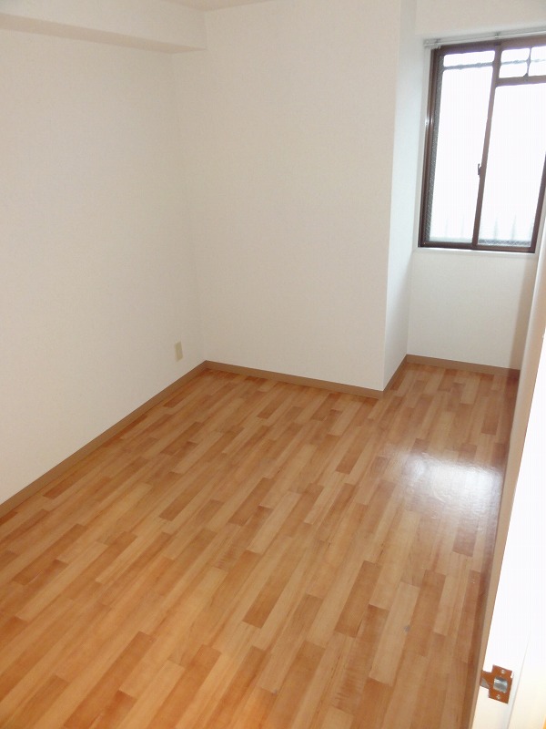 Other room space. Beautiful too.