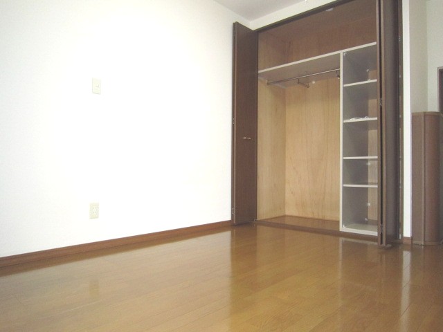 Living and room. Large closet glad to women! ! 