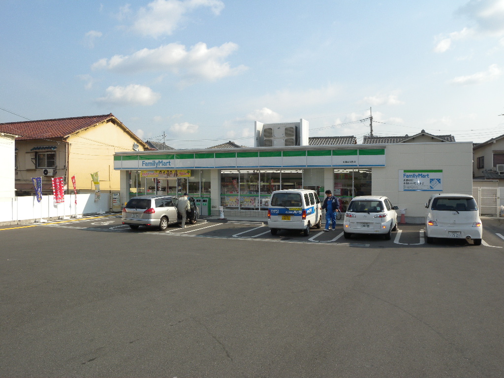 Convenience store. 651m to FamilyMart Higashifujiidera Machiten (convenience store)