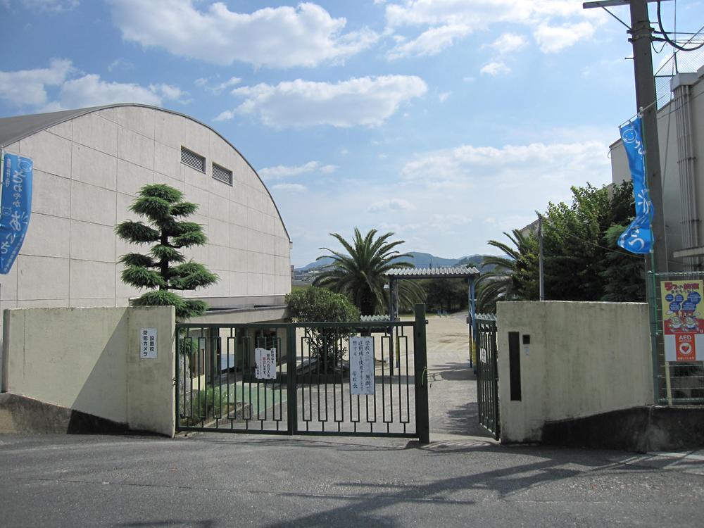 Primary school. Fujiidera stand Domyoji 277m to East Elementary School