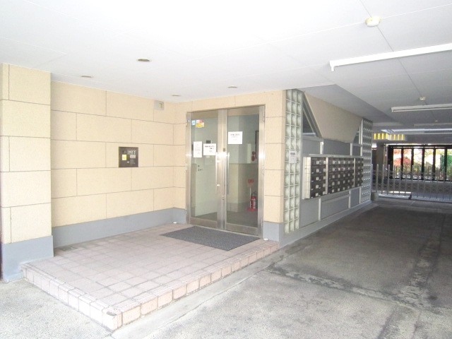 Entrance. It is with auto-lock