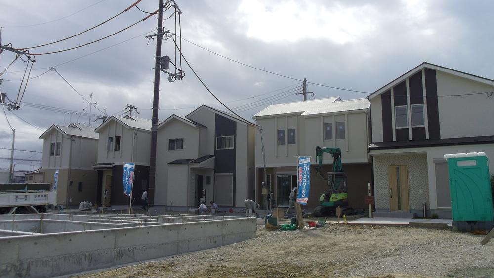 Local photos, including front road. Model house construction