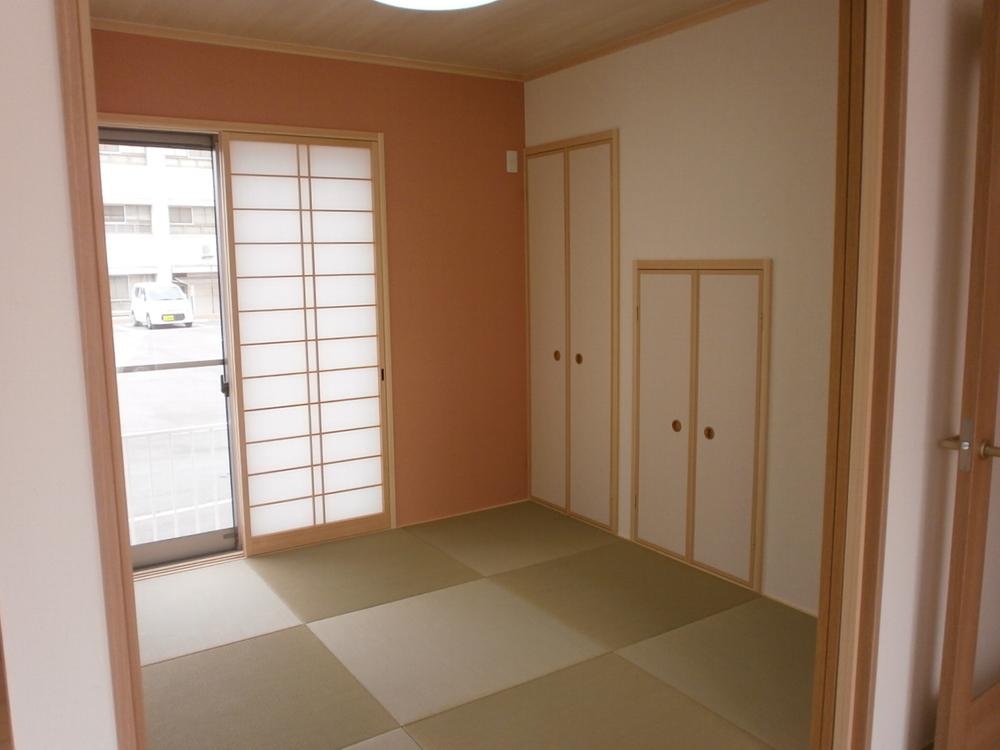Non-living room. Each partition Japanese-style room 4.5 tatami mats of fashionable semi-quires tatami!