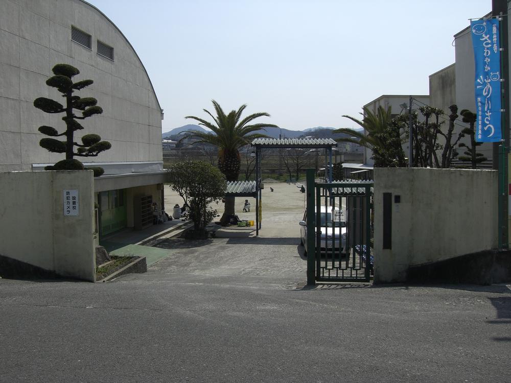 Primary school. Fujiidera stand Domyoji 1053m to East Elementary School