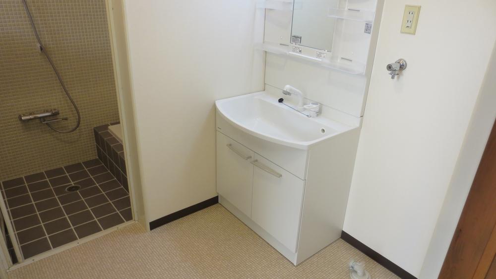 Wash basin, toilet. It had made vanity. 