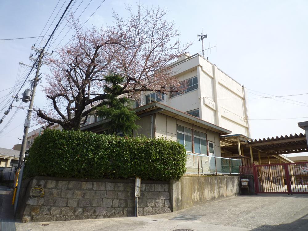 Primary school. Fujiidera stand Domyoji to elementary school 631m
