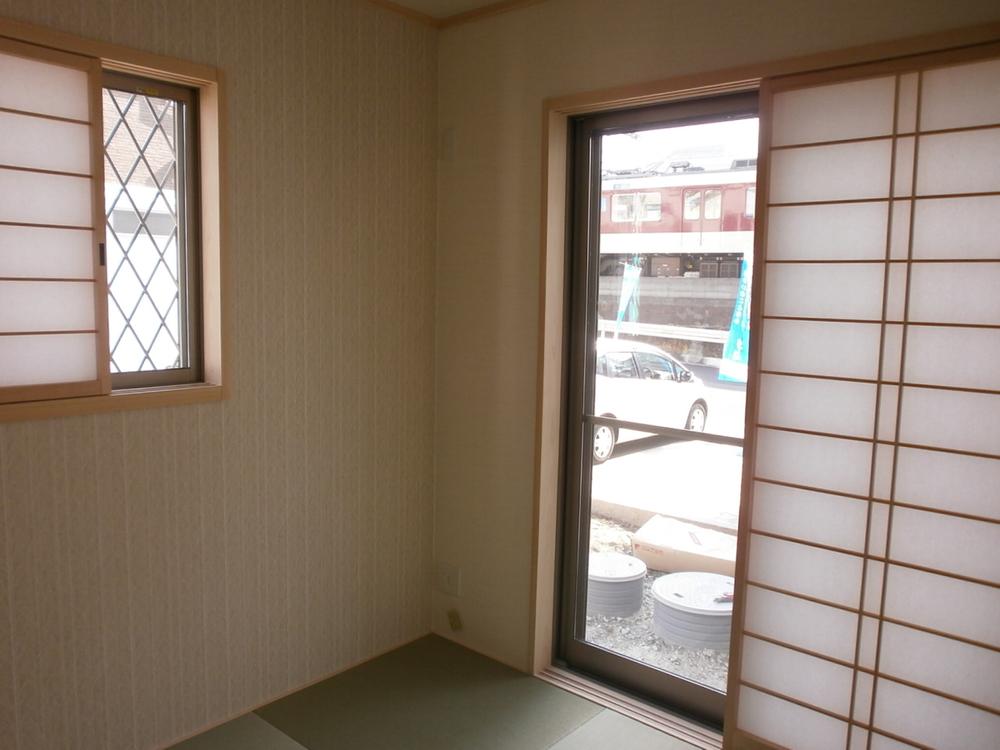 Other introspection. Japanese-style room is next to the living room