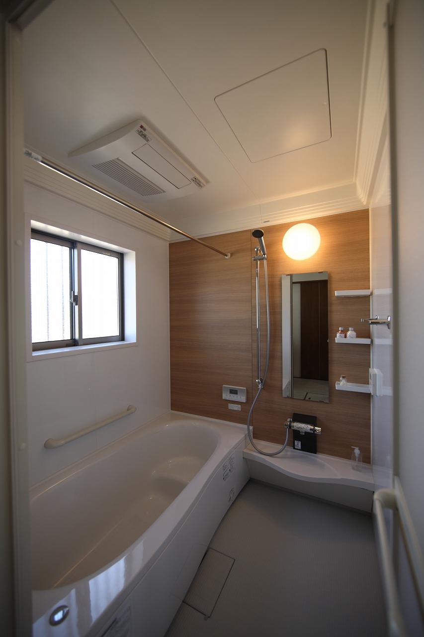 Bathroom. TOTO ・ Panasonic ・ We will choose from three manufacturers of LIXIL. Adopt the bathroom of all manufacturers Hitotsubo type! Put you in the bath slowly stretched out foot. Half-length bath tub are also available.