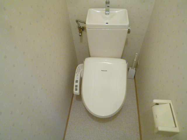 Toilet. Happy with Washlet ☆