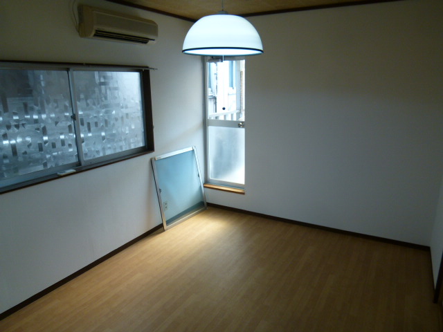 Other room space. It comes with a cooler and electric light ☆