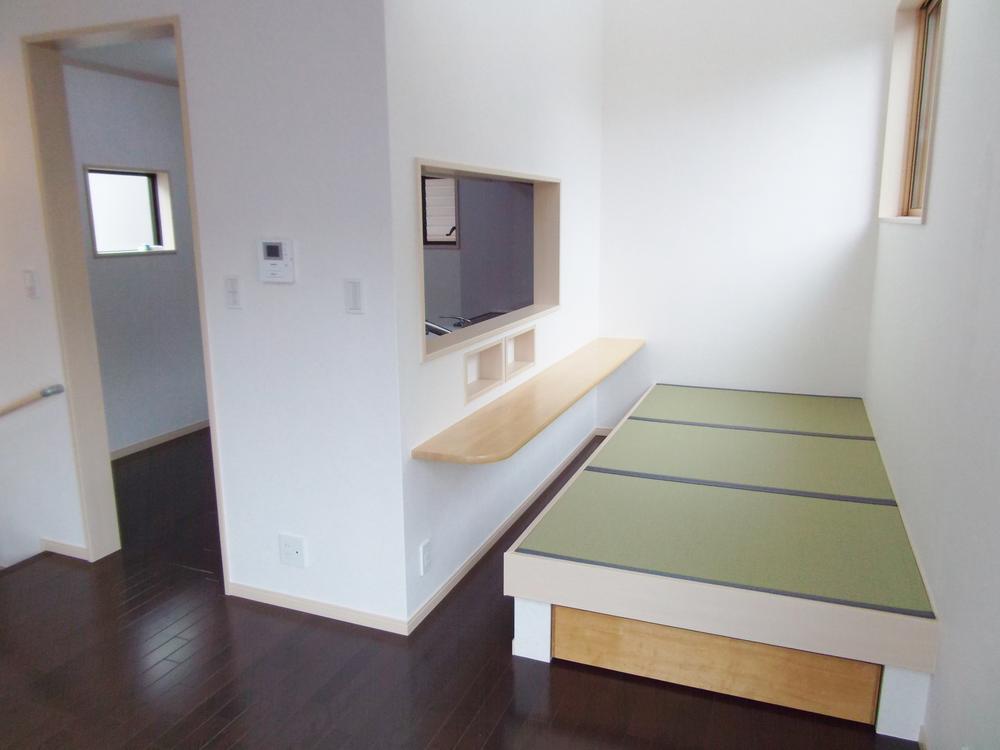 Living. Stylish tatami corner with atrium