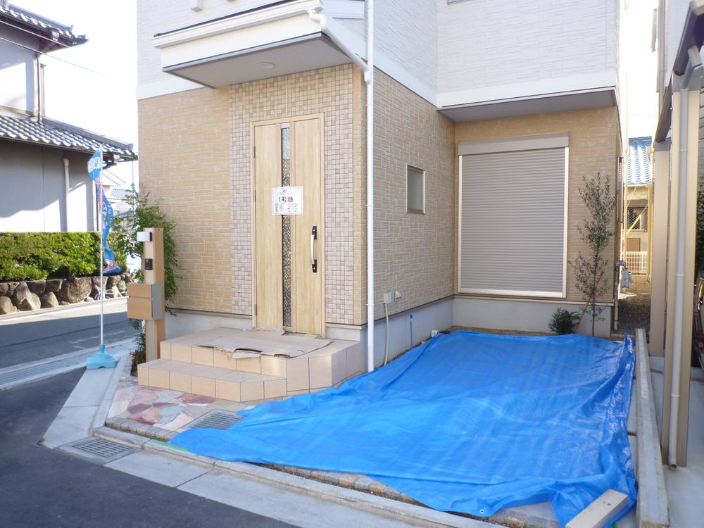 Local photos, including front road. It is a condominium site of all 12 compartments