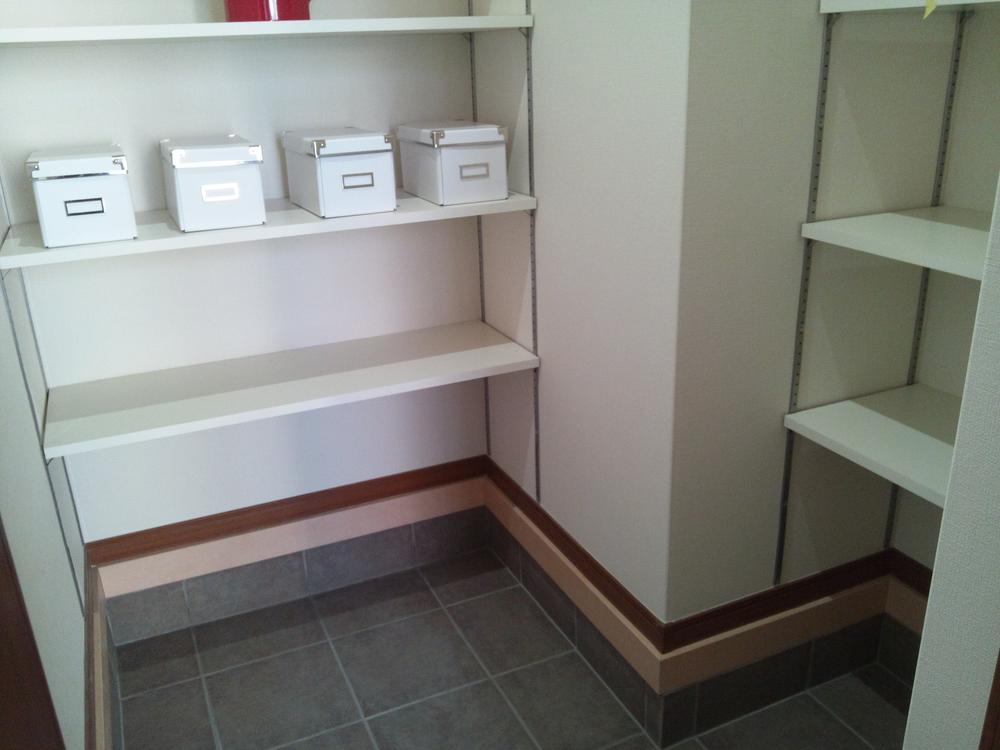 Model house photo. It has established a shoe closet of large capacity to the front door. (New model house)