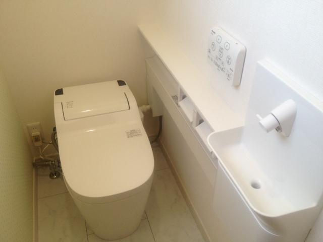 Model house photo. 1F toilet adopts La Uno S, It is very hygienic because the hand washing space are also standard equipment. (Local model house)