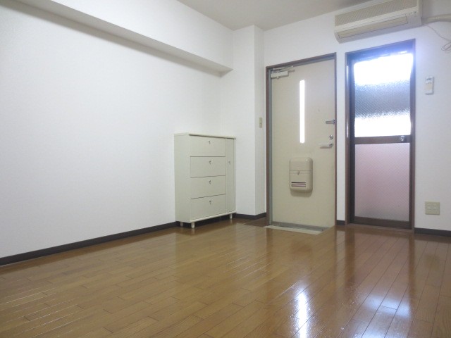 Living and room. There is also a shoe box ☆