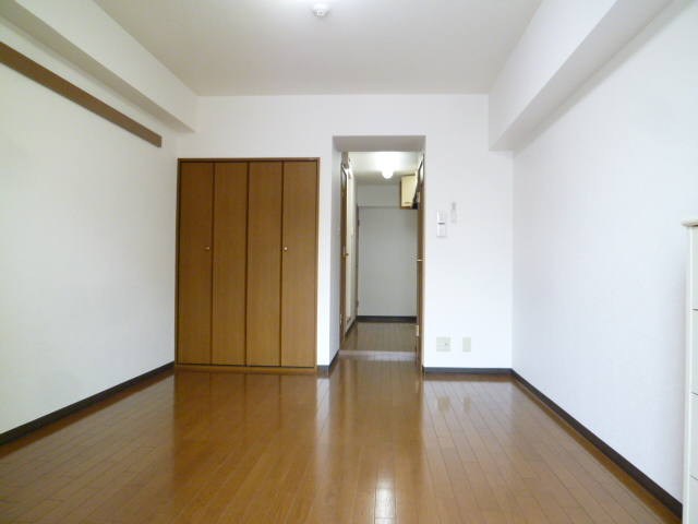 Living and room. The room is also spacious 7.5 Pledge! !
