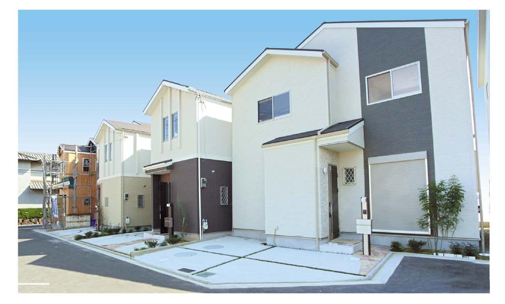 Local photos, including front road. It is a condominium site of all 12 compartments