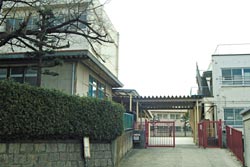 Other Environmental Photo. Domyoji elementary school which is located on the north side of the 960m Hajinosato Station to Domyoji elementary school. Such as the orientation while petting with nature, such as Nagai Park and Nara Park, Extracurricular activities also actively (fiscal 2011)