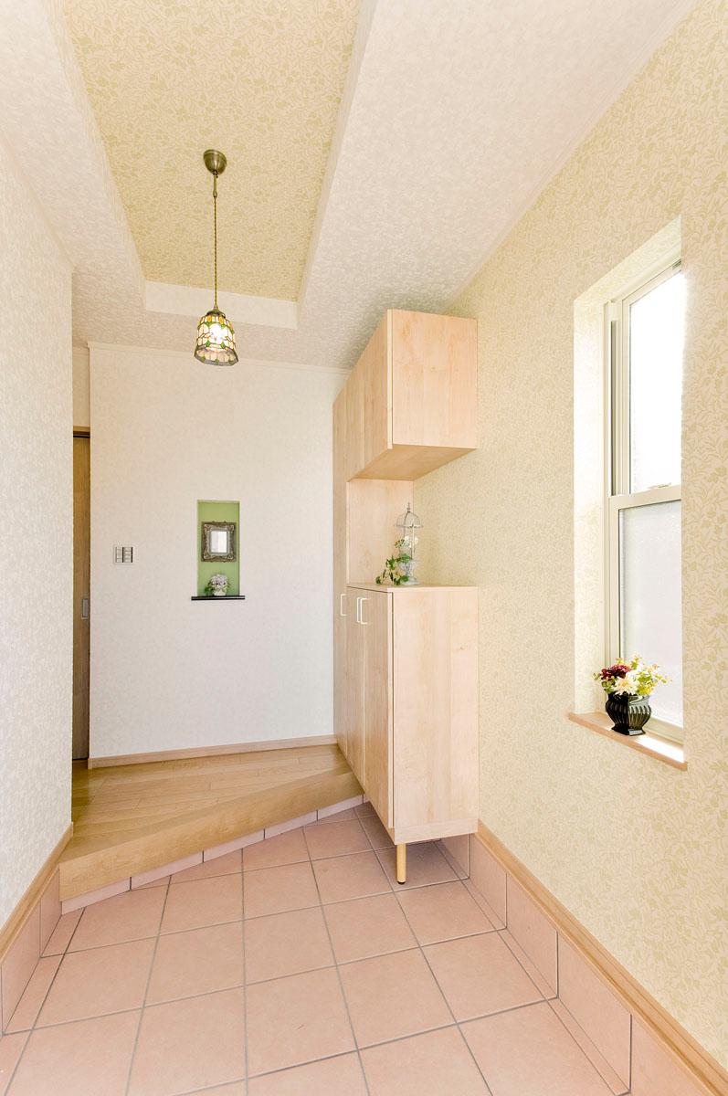 Entrance. Bright entrance, I was directing. (Our example of construction)