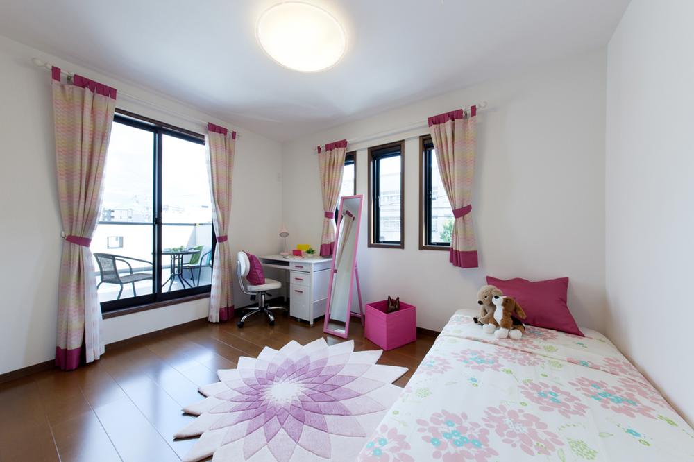 Model house photo. Bright children's room, which capture the lighting from the fashionable triple window Toyu or balcony side. Large capacity has also adopted a large closet that fits and refreshing.