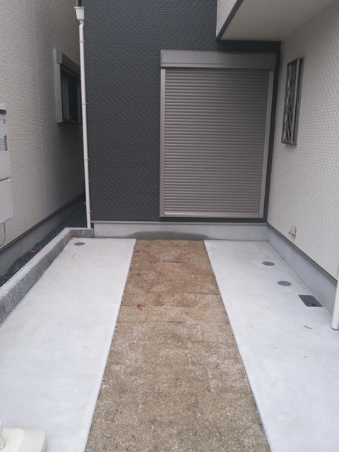 Local photos, including front road. In construction cases