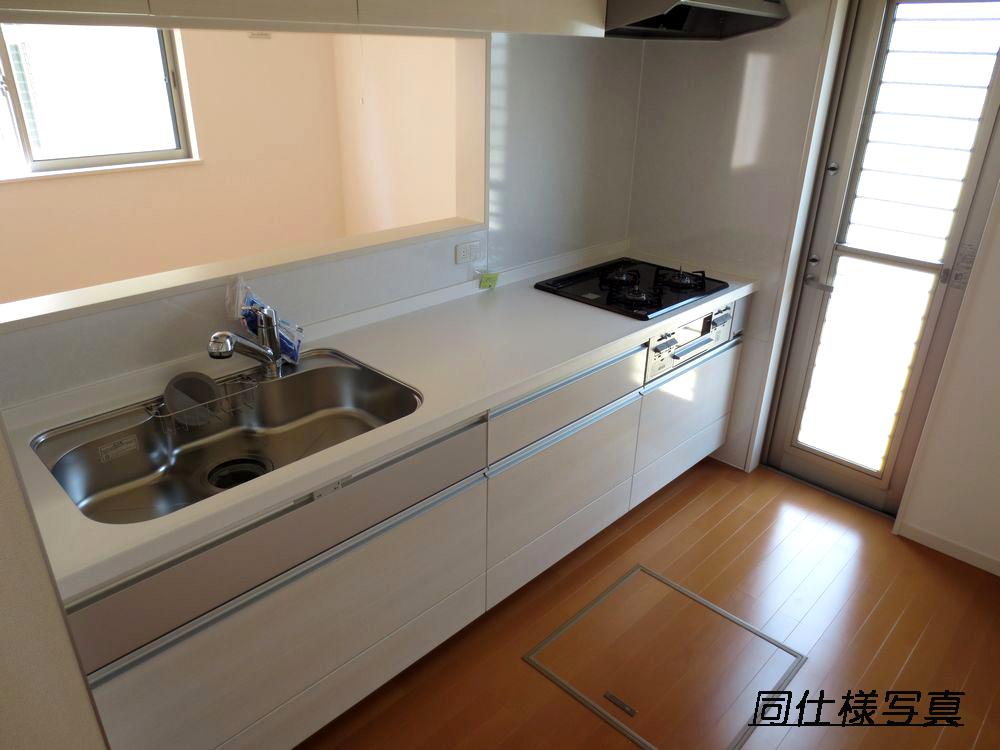Same specifications photo (kitchen).  ■ Quiet sink, System kitchen of artificial marble top plate is equipped with water purification function ■