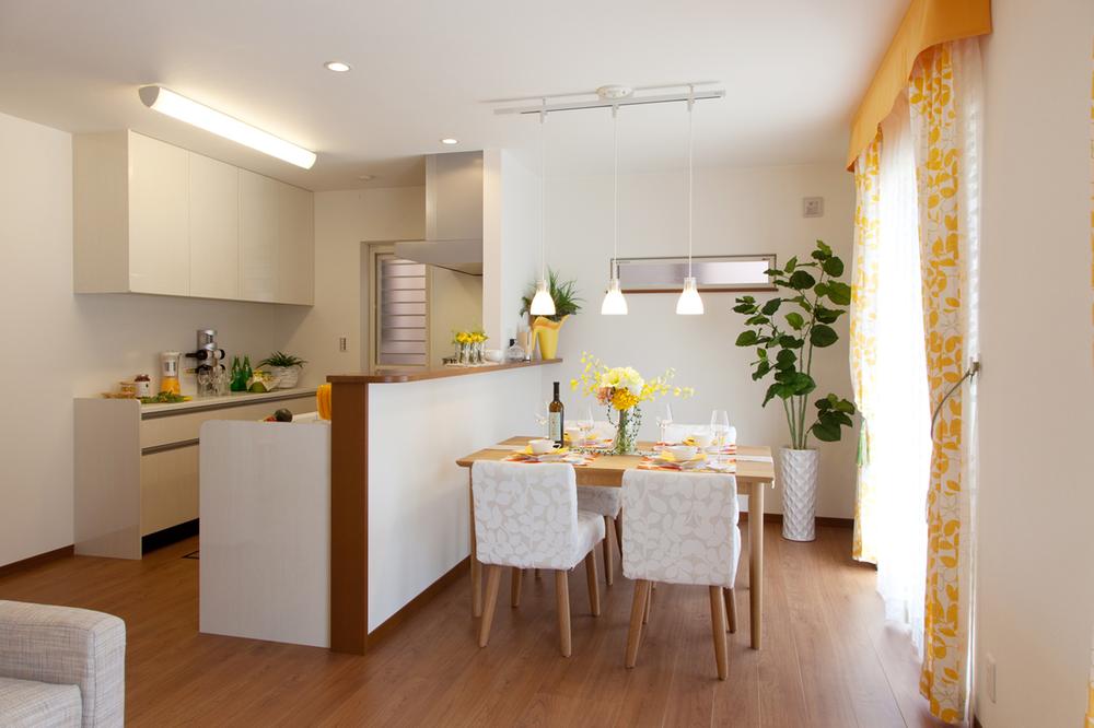 Model house photo. So that the conversation with the family can enjoy while your cooking mama, Set up a dining room on the side of the counter kitchen. Blessed with lighting, It is refreshing space. (No. 11 land model house shooting photos)